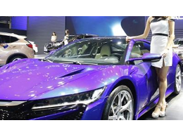 車展中經常能看到美女，但又沒有想過機械零部件加工能生產“車模美女”出來